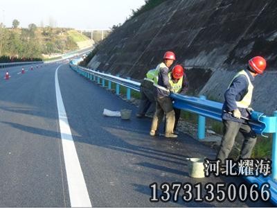 道路护栏板安装实拍