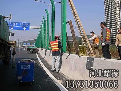 道路声屏障安装